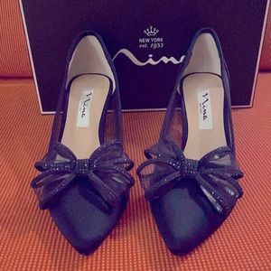 Super elegant comfortable Nina navy pumps.